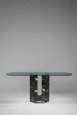 une table en marbre noir avec un plateau en verre