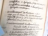 un vieux livre écrit posé sur une table