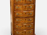 une vieille commode en bois avec un plateau en marbre