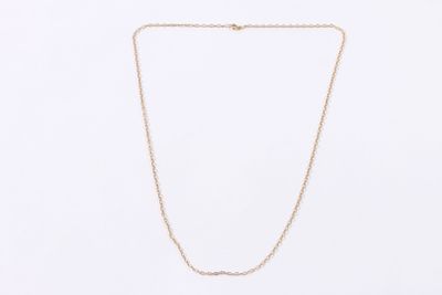 un collier en chaîne en or avec un fermoir en diamant sur fond blanc