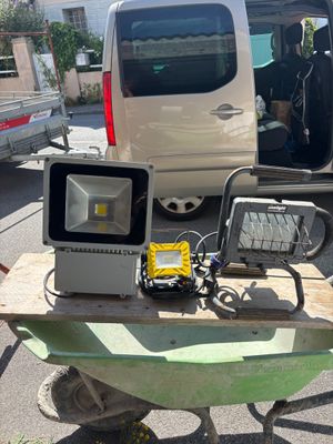 une petite table sur laquelle se trouvent un ordinateur portable et un téléviseur