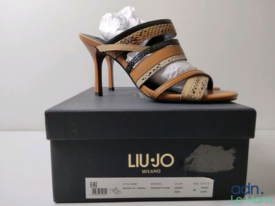 la chaussure est posée sur la boîte, sur la table