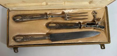quatre couteaux dans une boîte posée sur une table