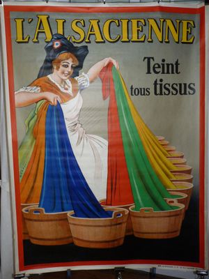 affiche représentant une femme en robe blanche tenant un tas de serviettes colorées