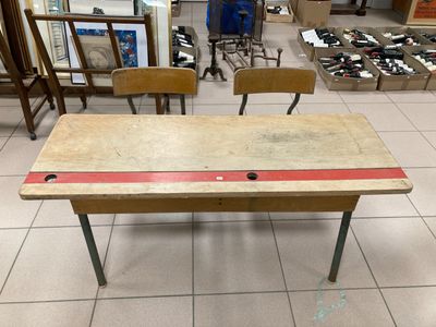 une table avec deux chaises et un plateau orné d'une bande rouge