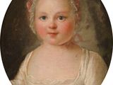 portrait d'une jeune fille en robe blanche, coiffée d'un bonnet rose