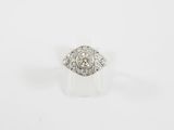bague en or blanc et diamants sur fond blanc