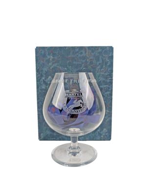 un verre de vin posé sur une table