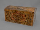 une vieille boîte en bois ornée d'un motif floral