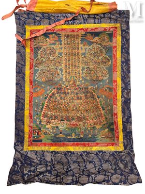 une tenture murale bleue et jaune représentant un Bouddha