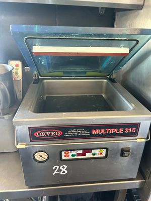 une machine posée sur le comptoir de la cuisine
