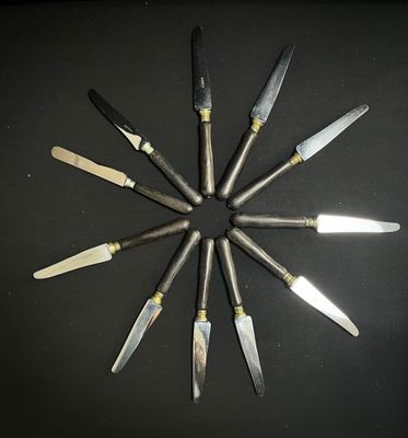 SUITE DE DIX COUTEAUX, manches en corne, lame acier chromée …