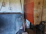un bateau posé sur un support dans une pièce