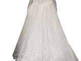 une robe de mariée suspendue à un cintre sur fond blanc