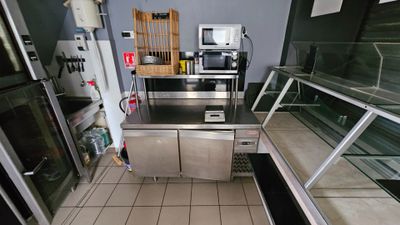 une image d'une cuisine commerciale avec des plans de travail en acier inoxydable