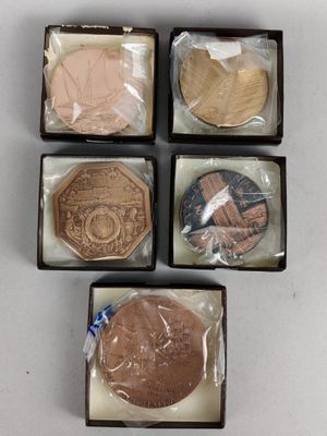 quatre sortes de chocolats dans une boîte posée sur une table