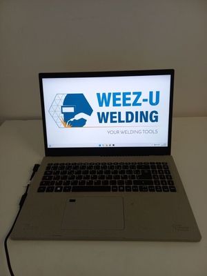 un ordinateur portable posé sur une table