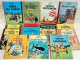 plusieurs livres pour enfants sont alignés sur une surface blanche