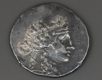 Gros plan sur une pièce de monnaie en argent portant un visage de femme