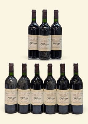 plusieurs bouteilles de vin sont alignées sur une surface blanche