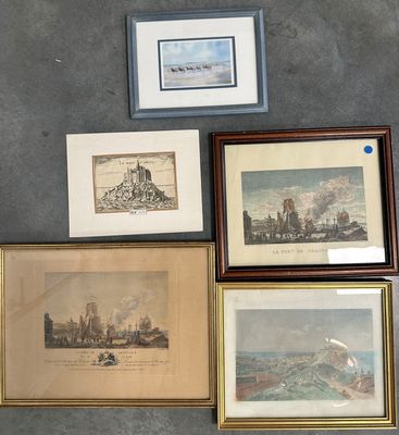 Quatre reproductions encadrées représentant une ville et un fleuve sont accrochées au mur