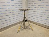 une image représentant une pièce avec une table et un mur sur lequel est accrochée une affiche