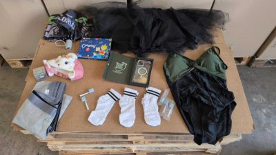 une table sur laquelle se trouvent de nombreux objets