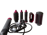 un sèche-cheveux, une brosse, un peigne et d'autres objets sur fond blanc