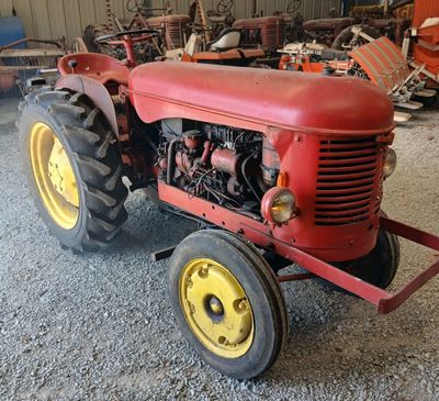 un tracteur rouge garé dans un garage