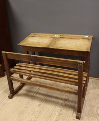 Bureau pupitre double d'écolier en chêne; 2 places, casiers …