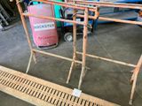 une photo d'une grille de plancher en bois dans un garage