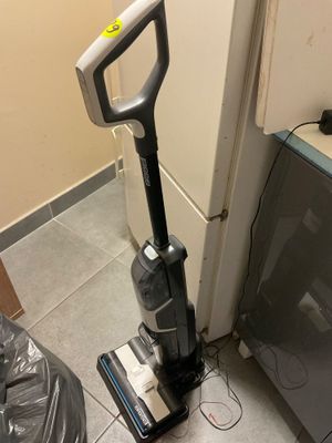une image d'un aspirateur dans un coin d'une pièce