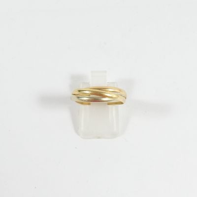 une image d'un gros plan d'une bague en or sur une surface blanche