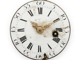 une horloge avec des chiffres romains sur le cadran