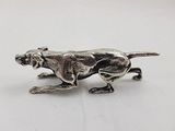 figurine de chien plaquée argent sur fond blanc