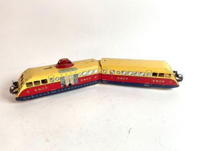deux petits trains assis côte à côte sur une surface blanche