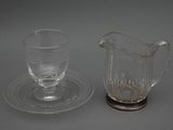 une tasse et une soucoupe en verre posées l'une à côté de l'autre sur une table