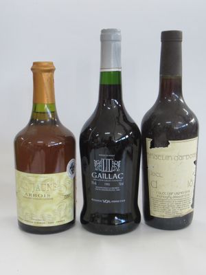 trois bouteilles de vin posées l'une à côté de l'autre sur une table