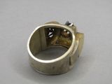 une bague en argent percée d'un trou, posée sur une table