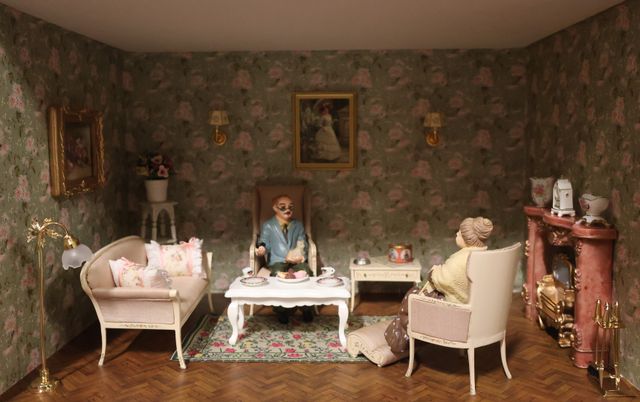 Diorama. Composition miniature, dans une vitrine en bois, vitre e...