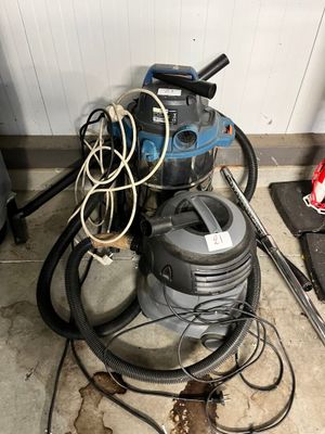une machine posée par terre à côté d'autres outils