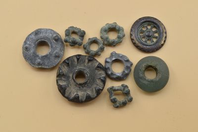 Ensemble de rouelles ou fusaïoles anciennes notamment 4 de 1…