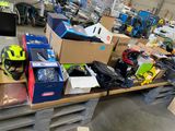 de nombreuses boîtes posées sur une table, contenant des casques et d'autres objets