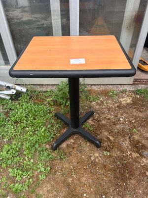 une petite table sur laquelle est posée une étiquette