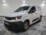 la camionnette blanche est garée sur le sol en damier d'une pièce