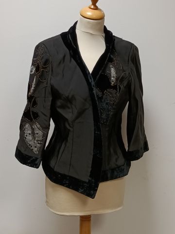 Lot de 2 vestes en crêpe et velours, boutons dorés fleuries. Tail