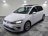 La Volkswagen Touran blanche est garée dans une grande pièce