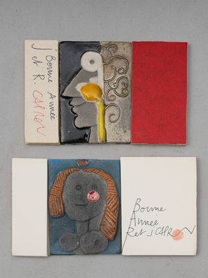 deux livres illustrés et une feuille de papier sur laquelle il y a des mots écrits
