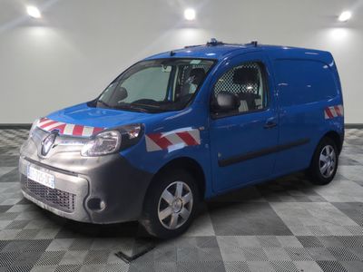 une camionnette bleue avec une bande rouge et blanche sur le côté