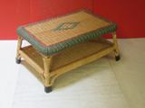 une petite table sur laquelle est posé un petit tabouret